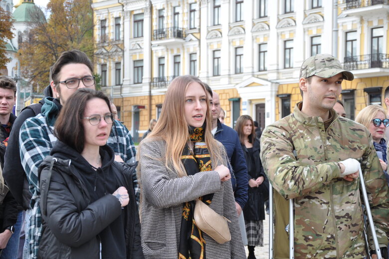 Уличная выставка Полк Азов - Ангелы Мариуполя стартовала на Софийской площади в Киеве 15