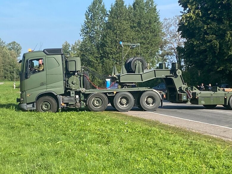 В Естонії почали демонтаж радянських пам’ятників, першим перемістять танк Т-34 у Нарві 04
