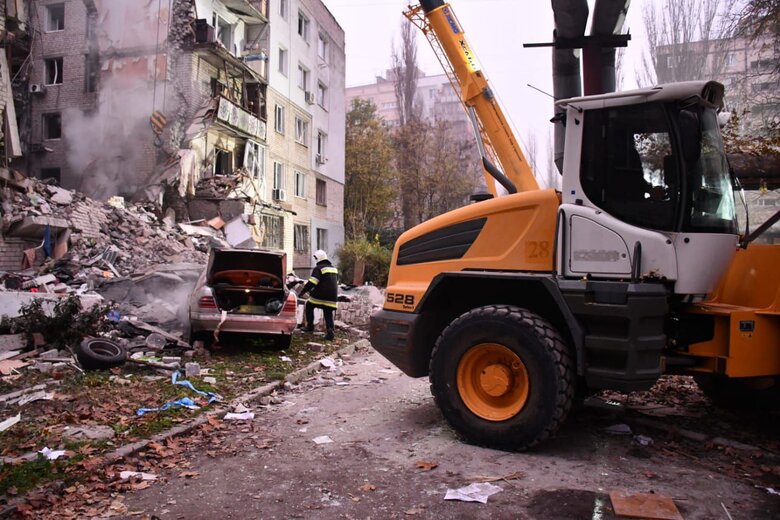 З-під завалів житлового будинку в Миколаєві рятувальники дістали тіла трьох загиблих 08 З-під завалів житлового будинку в Миколаєві рятувальники дістали тіла трьох загиблих 08