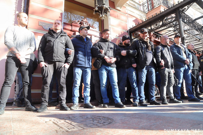 В Одесі під будівлею, де відбуваються збори ОПЗЖ, сталися сутички: під час бійки розпилили сльозогінний газ 08