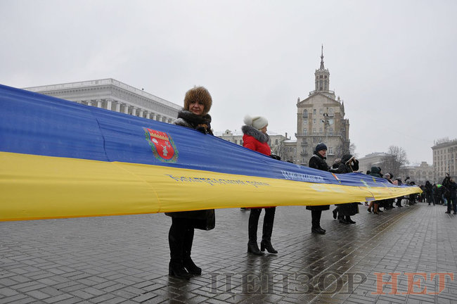 Українські казначеї розгорнули в центрі Києва найдовший прапор України 03
