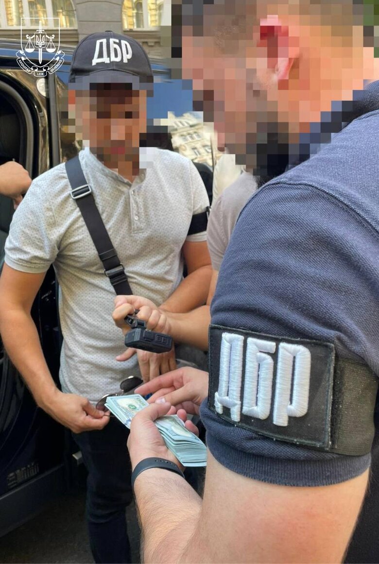 Затримали співробітницю Мін’юсту та її спільника за махінації