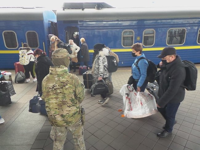 Спецпоїзд Москва-Київ привіз українців на Батьківщину 18