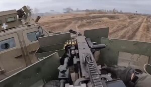 Бойцы подразделения "Whisky Squad" на украинском "Humvee" ведут огонь из пулемета Browning M2 в бою на границе с Белгородщиной. ВИДЕО