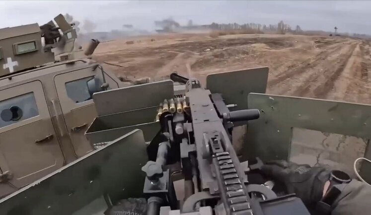 Бойцы подразделения "Whisky Squad" на украинском "Humvee" ведут огонь из пулемета Browning M2 в бою на границе с Белгородщиной. ВИДЕО