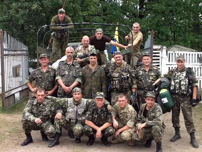 Ми в повній дупі. Тут навколо двохсоті, трьохсоті. Ми не знаємо, чи доживемо до вечора. Моліться за нас!. Це було 28 серпня приблизно о 4-5 годині дня, - четверта річниця Іловайської трагедії. Спогади близьких загиблих 07