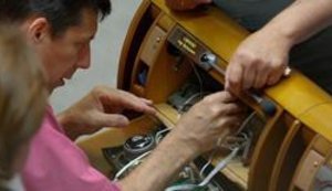 Депутаты поломали систему "Рада" и телевизоры в зале парламента. ФОТОрепортаж