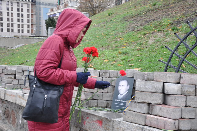 Поминальный молебен прошел на аллее Героев Небесной Сотни в Киеве 34