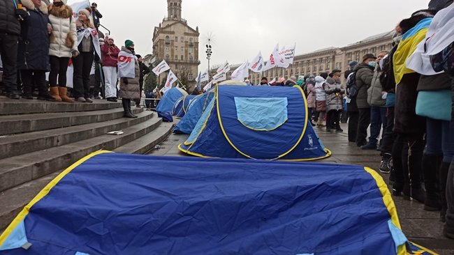 Протест ФОПів: Правоохоронці спробували демонтувати намети - застосовували сльозогінний газ 02