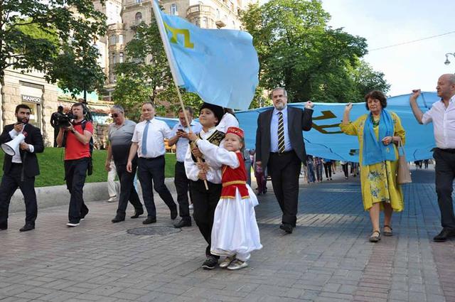 День крымскотатарского флага отметили праздничным шествием в центре столицы 08 День крымскотатарского флага отметили праздничным шествием в центре столицы 08