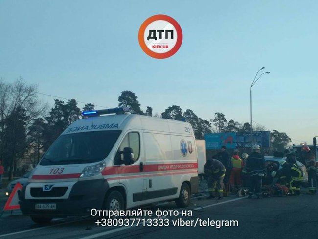 Жуткое ДТП в Киеве: водителя зажало внутри салона, автомобили разбросало на 60 метров друг от друга 03