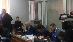 Суд зобов'язав Мангера носити електронний браслет і здати закордонний паспорт