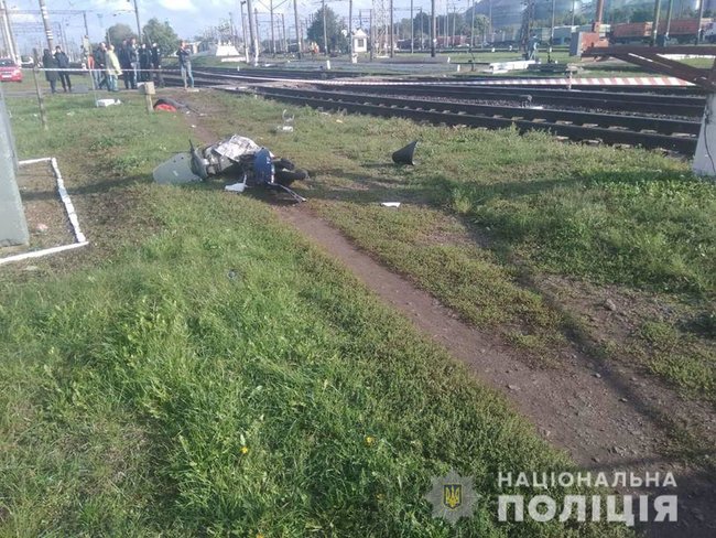 Швидкісний потяг під Києвом збив жінку на скутері 01