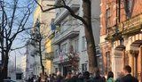 Вибори-2019: українці у Варшаві вишикувалися в чергу, щоб зробити свій вибір. ФОТО дня