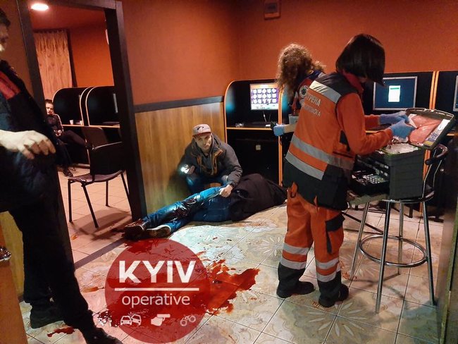 В зале игровых автоматов в Киеве подрезали мужчину 01