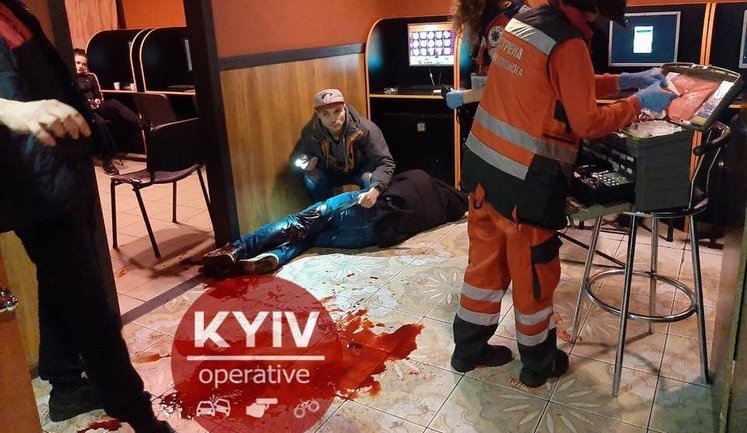 В зале игровых автоматов в Киеве подрезали мужчину. ВИДЕО+ФОТОрепортаж