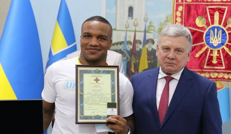 Беленюк отримав звання "старший лейтенант" і пістолет ПМ. ФОТО