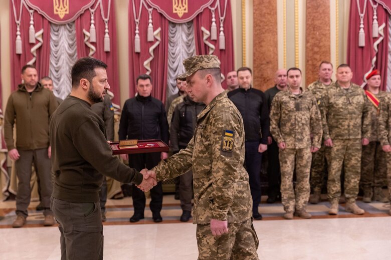 Герой України Дмитро Чавалах про бої 24 лютого: З одного боку танки, з іншого – десант, над нами постійно їхня авіація, і ми отримуємо команду проривати Антонівський міст 03