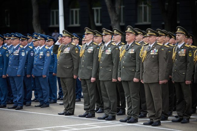 Ми часто зустрічаємося на фронті, - Зеленський вручив дипломи випускникам Національного університету оборони імені І. Черняховського 10