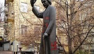 Это отвратительно и ужасно, - Пристайко о свастике на памятнике Шолом-Алейхему