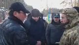 Луценко поспілкувався з пікетувальниками його будинку, які вимагали звільнення Дангадзе: "Як ви можете захищати того, хто з Москви возить гроші?" ВIДЕО