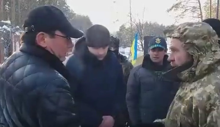 Луценко пообщался с пикетчиками его дома, требовавшими освобождения Дангадзе: "Как вы можете защищать того, кто из Москвы возит деньги?". ВИДЕО