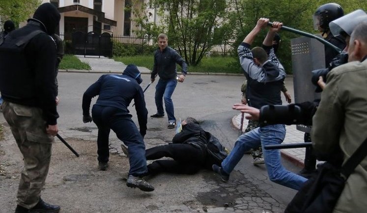 Три роки тому в Донецьку сепаратисти і прихильники "русского мира" по-звірячому розігнали акцію за єдину Україну. ФОТОрепортаж