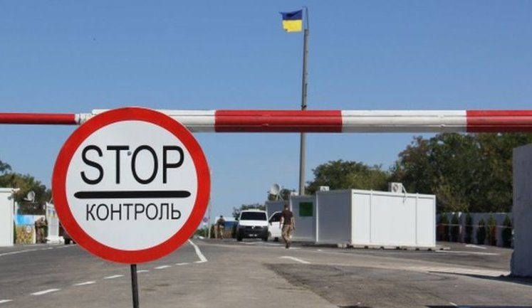 Через викиди в Армянську Україна призупинила роботу двох пропускних пунктів на адмінмежі з окупованим Кримом. ФОТОрепортаж