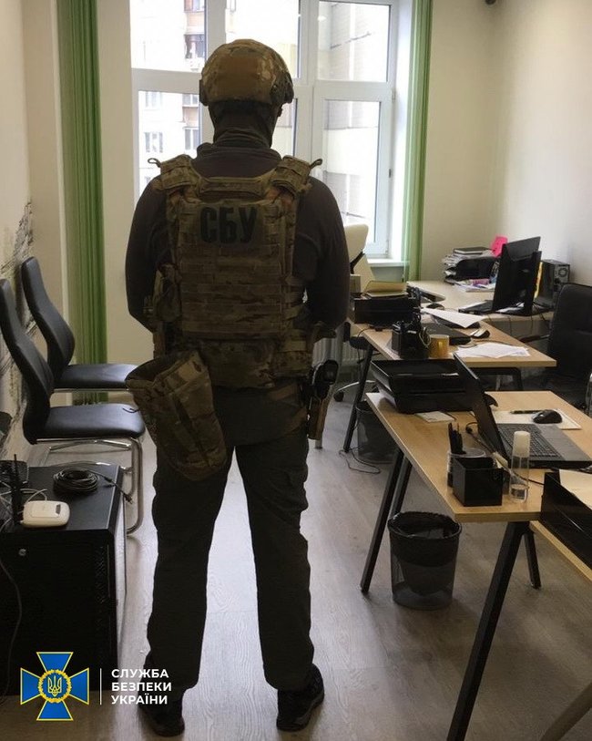 Чиновники Івано-Франківщини та представники комерційних структур купували компютери для шкіл за ціною вдвічі вищою за ринкову, - СБУ 01