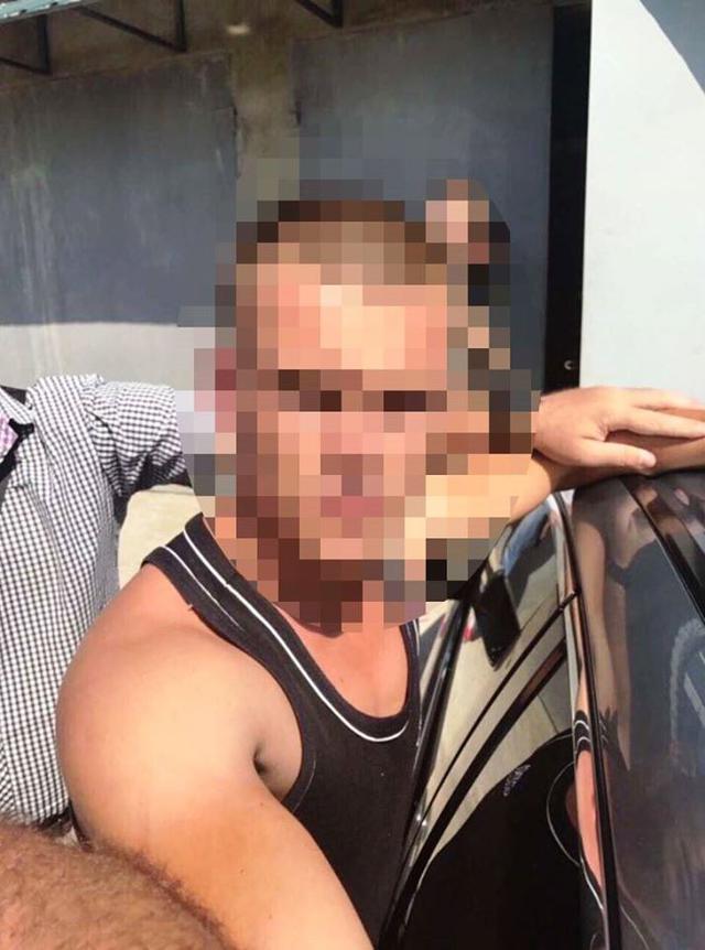 Чотирьох місцевих жителів, які, погрожуючи гранатою, відібрали службовий автомобіль у поліцейських, затримали на Одещині 02 Чотирьох місцевих жителів, які, погрожуючи гранатою, відібрали службовий автомобіль у поліцейських, затримали на Одещині 02