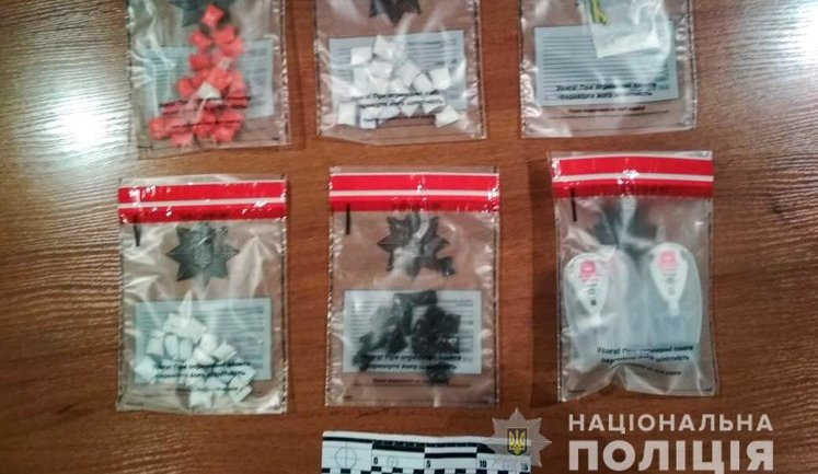 Патрульные задержали в Николаеве мужчину, у которого нашли более полусотни "закладок" с амфетамином. ФОТОрепортаж