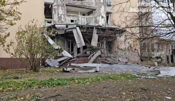 Рашисты ударили по детской библиотеке в Херсоне. ВИДЕО