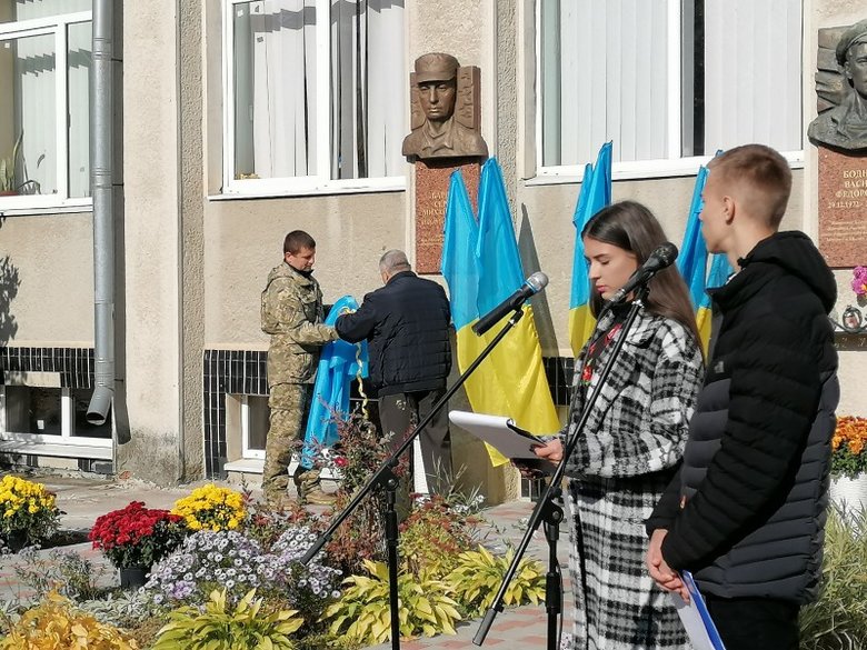 Барельєф загиблому на Донбасі українському воїну Сергію Барничу встановили в Калуші 02