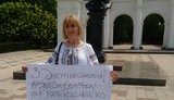 Мать Кольченко поздравила Сенцова с днем рождения одиночным пикетом в оккупированном Симферополе. ФОТО