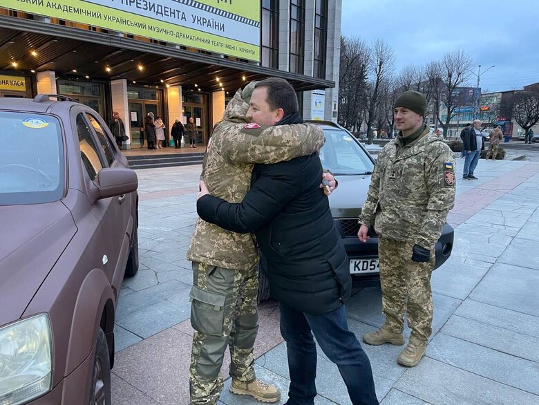 Група українських артистів-волонтерів придбала і передала десантникам з 95-ї бригади 4 автівки 01