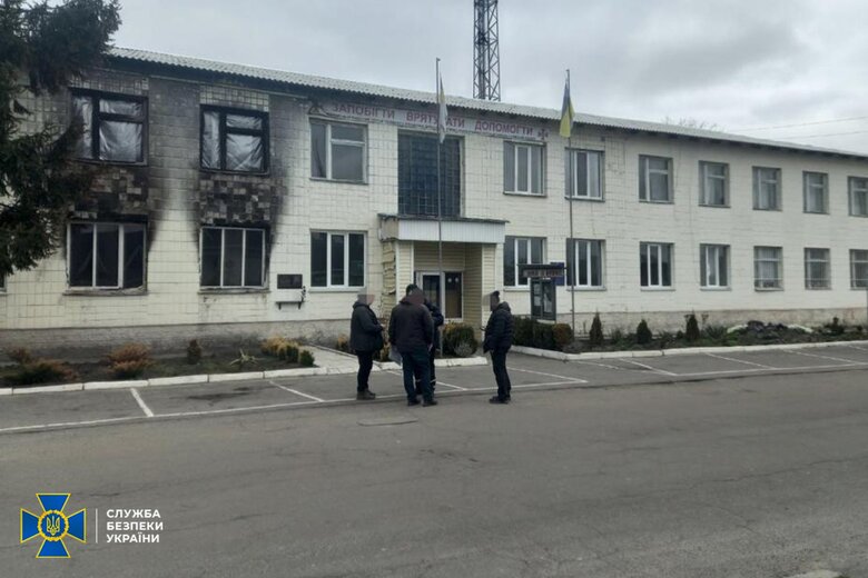 Two traitors who set fire to fire-rescue unit in Ivankiv at beginning of invasion of Russian Federation were detained - SSU 02