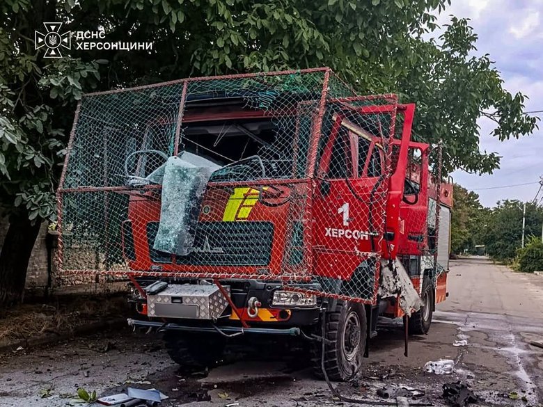 Росіяни вдарили по авто пожежників у Херсоні