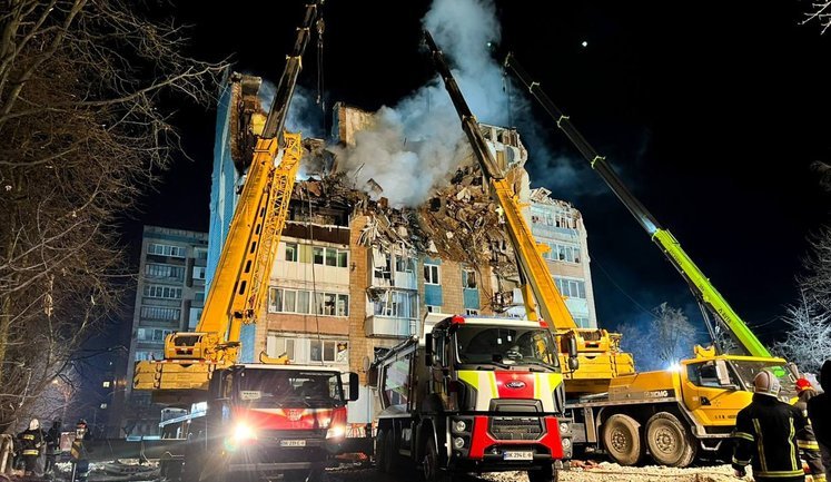 В Тернополе продолжаются поисково-спасательные работы на месте российского удара: разобрано более 700 кв.м завалов. ВИДЕО+ФОТОрепортаж