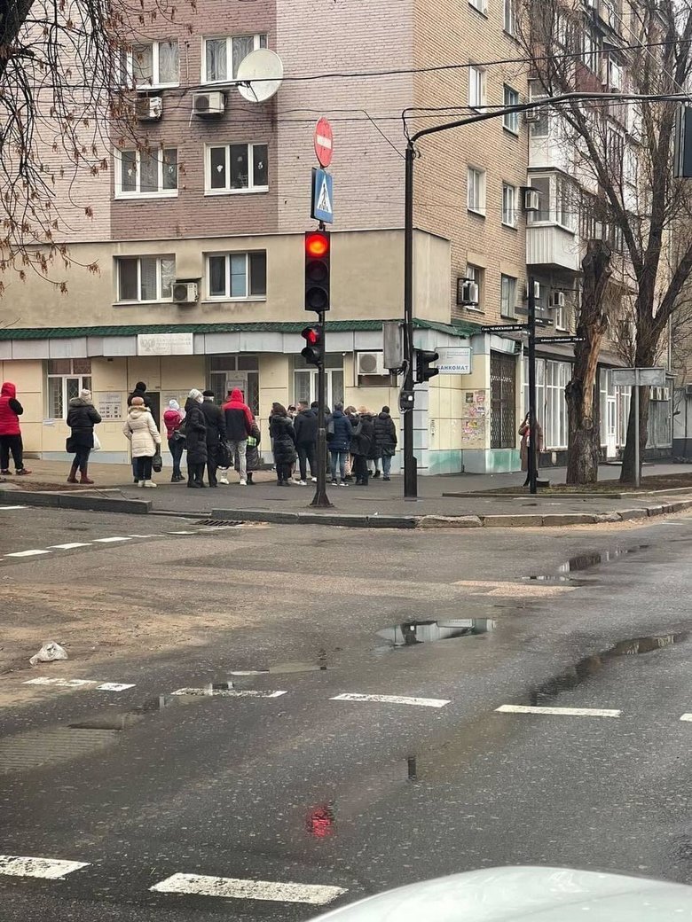 В оккупированном Донецке очереди из-за эвакуации 01