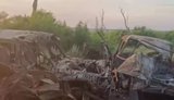 Рашист показал одну из дорог на Константиновском направлении, загроможденную сожженной российской техникой. ВИДЕО