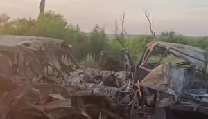 Рашист показал одну из дорог на Константиновском направлении, загроможденную сожженной российской техникой. ВИДЕО