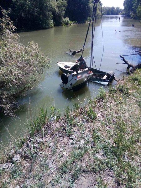 Автомобіль упав у річку на Одещині, двоє загиблих 01