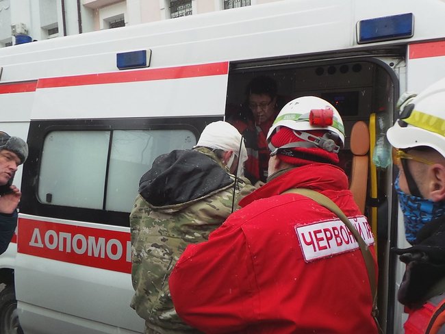 Під будівлею Соломянського суду співробітник поліції зазнав вогнепального поранення 02