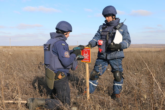 Rescuers clear 12-hectare-area of mines near Petrivske, Bohdanivka 02