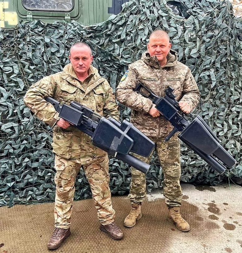 Доброволец Грек и главком ВСУ Залужный с привезенными волонтерами на фронт литовскими ручными системами РЭБ 01