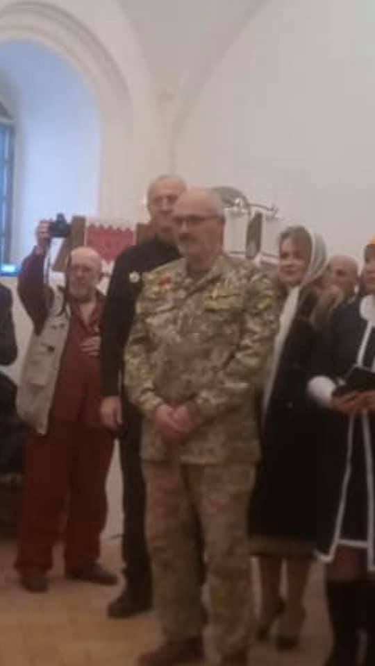 Шахраї поширюють фальшивий знак Народного героя і беруть за це гроші, нагородна рада просить тих, хто отримали підробку, повернути її тим, хто вручав 03 Шахраї поширюють фальшивий знак Народного героя і беруть за це гроші, нагородна рада просить тих, хто отримали підробку, повернути її тим, хто вручав 03