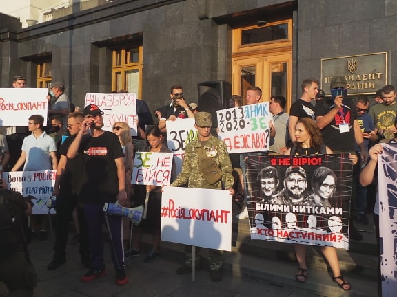 Под Офисом Зеленского в Киеве прошла акция протеста против условий прекращения огня на Донбассе 03