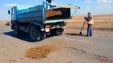 Ремонт дорог по-одесски: дырявый асфальт латают землей. ФОТО