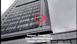 Віднесені вітром: потужний ураган у Києві видув з Апеляційного суду тисячі справ, розкидавши їх на проїжджій частині та кладовищі. ВIДЕО
