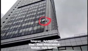 Віднесені вітром: потужний ураган у Києві видув з Апеляційного суду тисячі справ, розкидавши їх на проїжджій частині та кладовищі. ВIДЕО